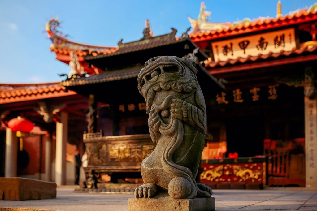 Batiment rouge et doré ancien de Quanzhou en Chine avec statuette de petit dragon, Asie