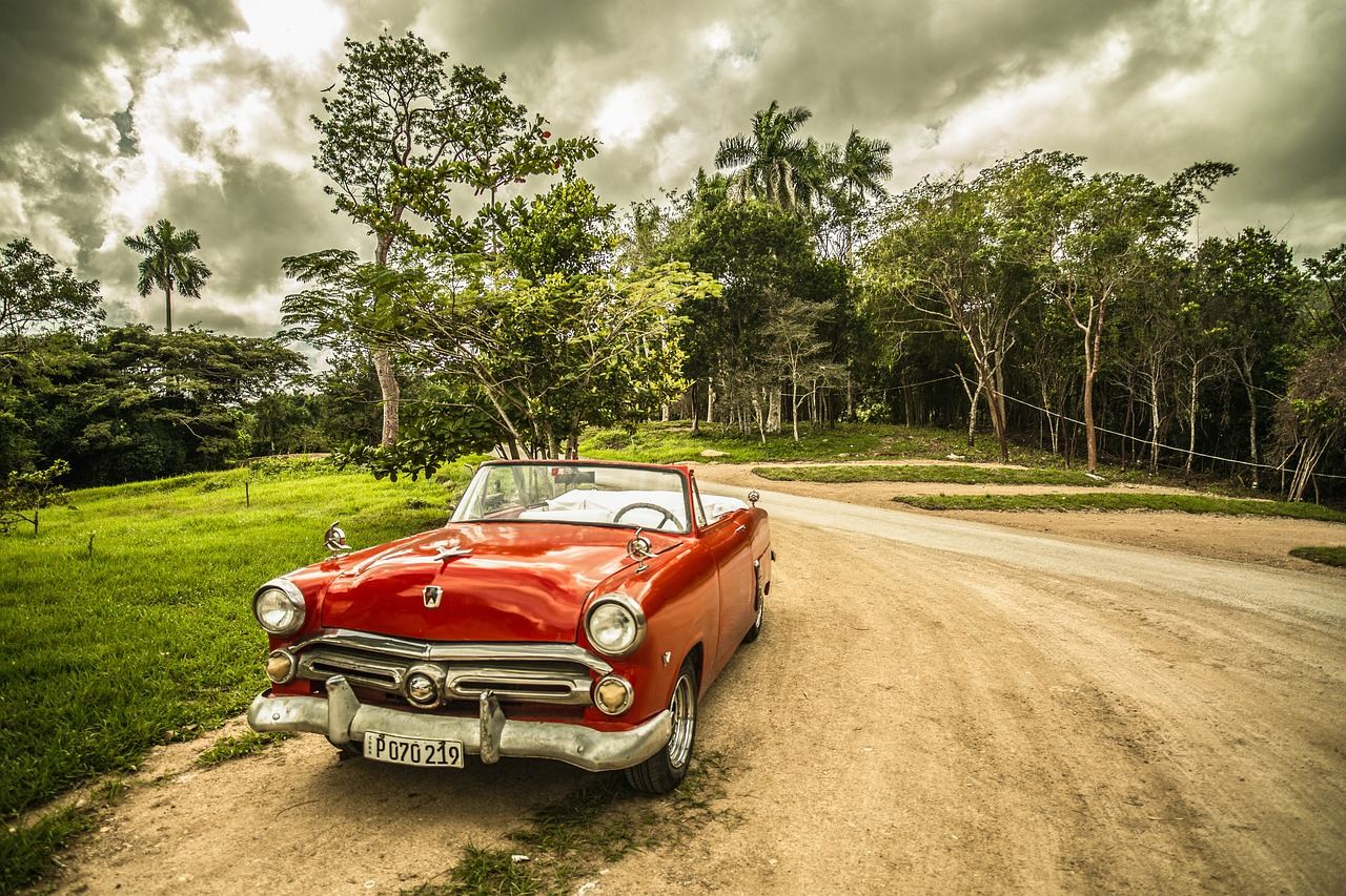 Voiture vintage, devant paysage cubain, Cuba
