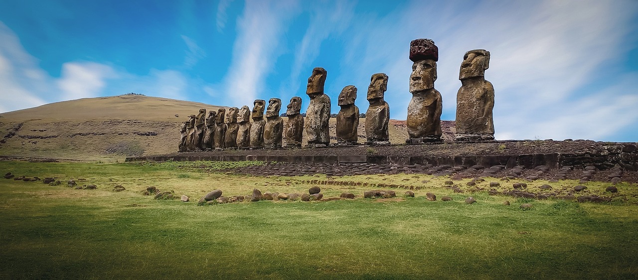 Statues alignées de l'ile de paques au CHili, Rapa Nui, Amerique du Sud