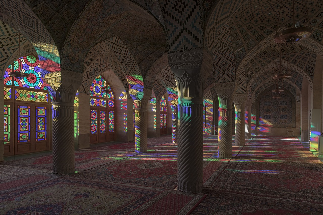 Vitraux reflétant leurs couleurs sur le sol de la mosquée Nasir Ol Molk en Iran, Asie Centrale