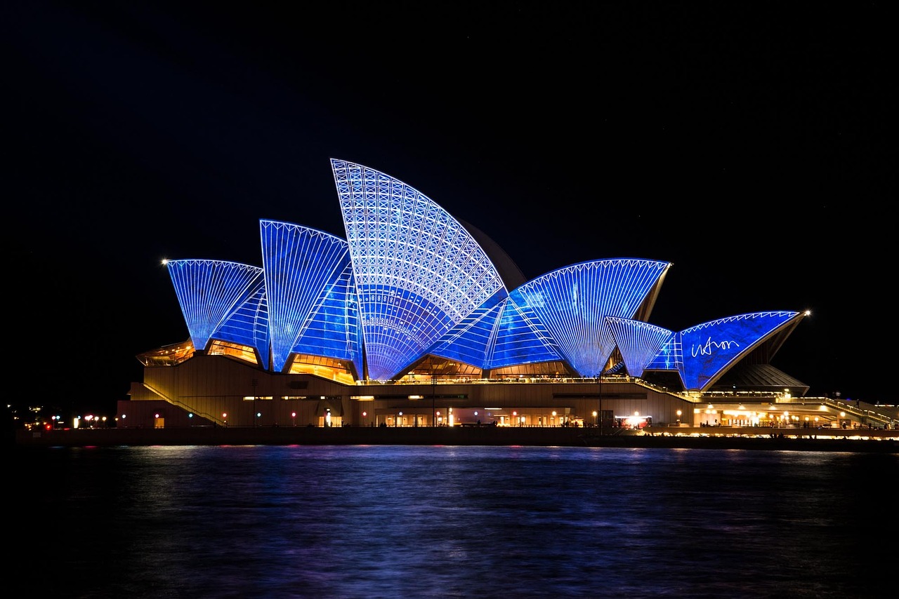 Opera de Sydney en Australie, lumières bleues dans une nuit noire, Oceanie