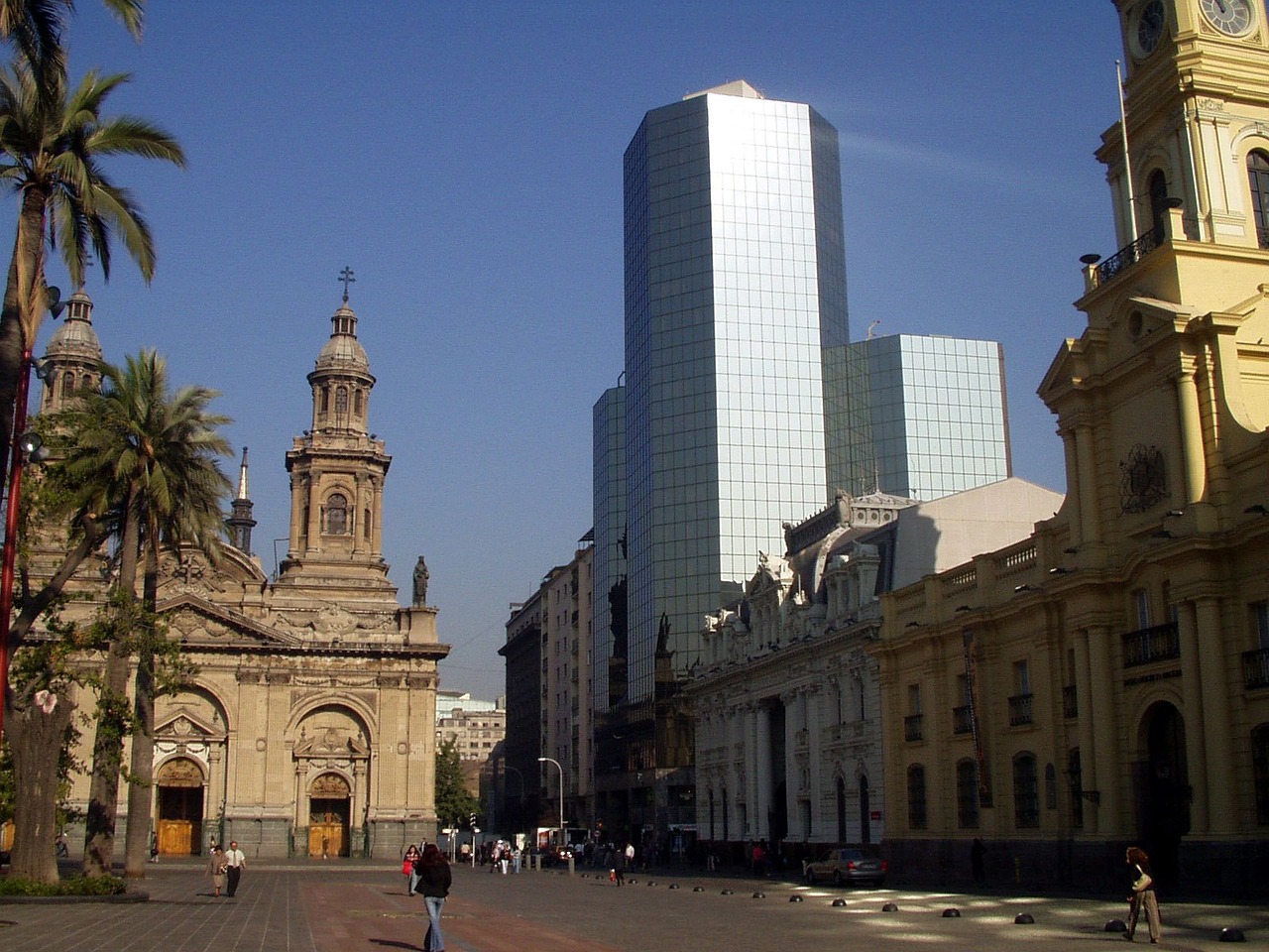 Ville de Santiago, capitale du Chili, avec palmiers ciel bleu, batiment facade jaune