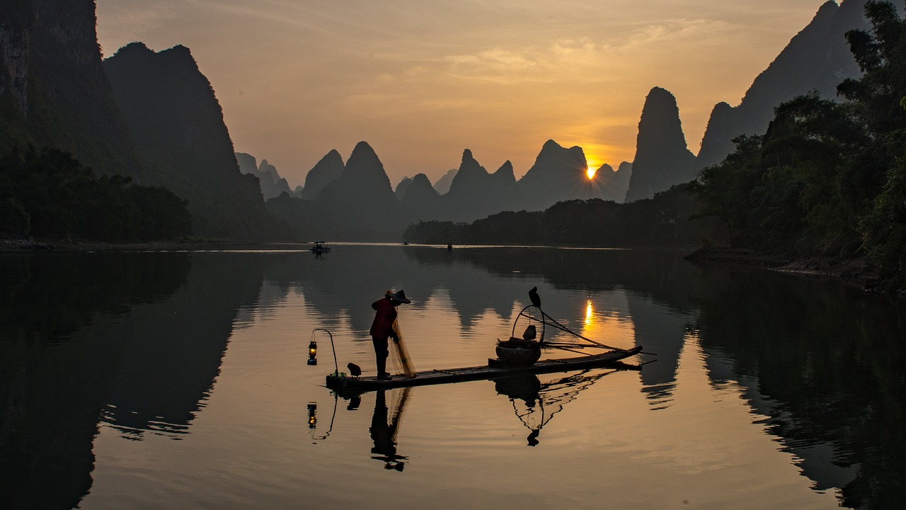 Paysage au coucher de soleil, pêcheur dans les montagnes à Guilin, Chine, Asie