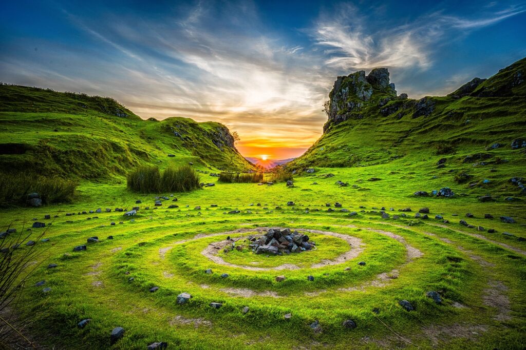 Cercles de pierre, verdure dans les montagnes avec coucher de soleil, Ecosse