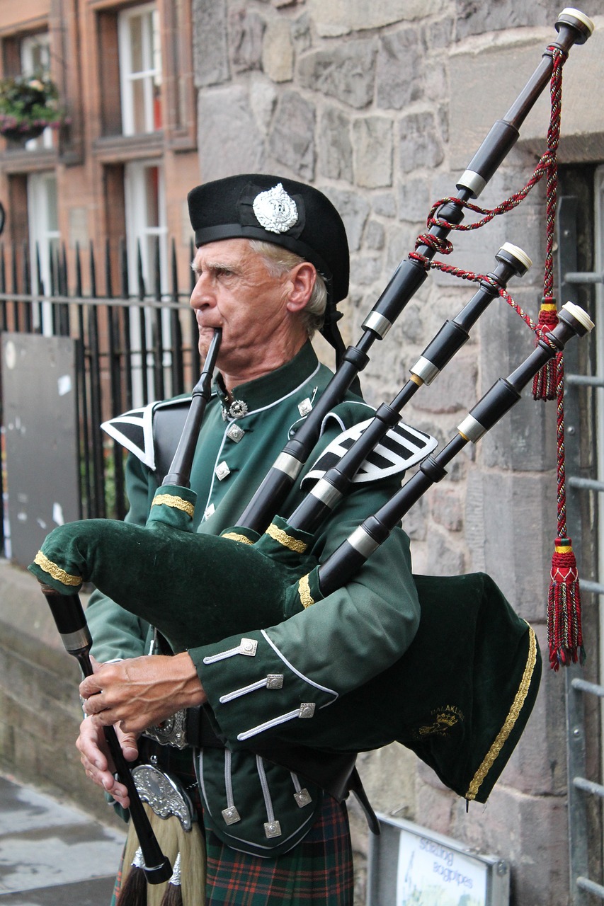 Homme qui joue de la cornemuse, Ecosse, Royaulme-Uni, Europe